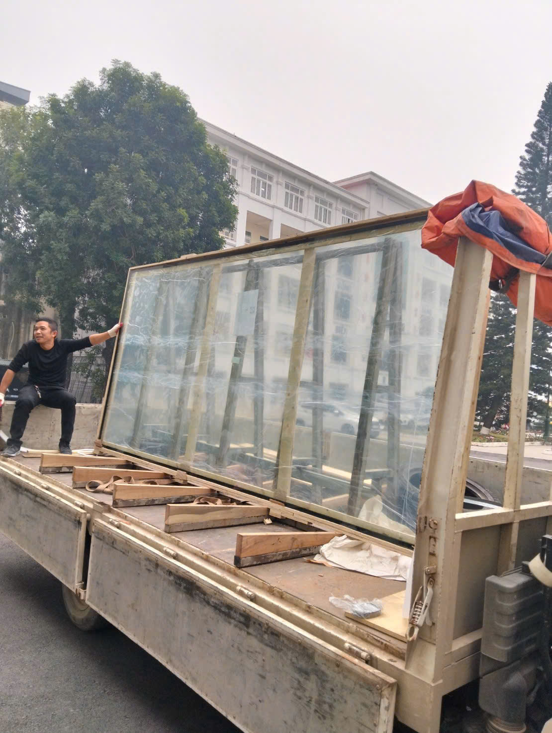 Kính được chằng giữ trên xe chuyên dụng để bảo vệ khi vận chuyển